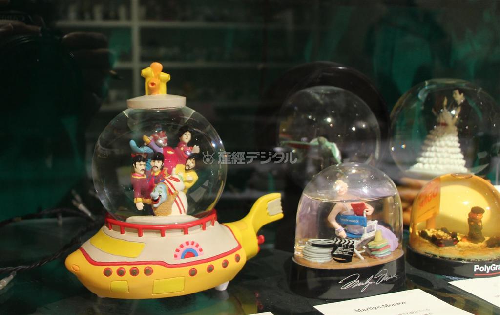 スノードーム美術館のコレクションの一部。英のバンド、ビートルズの人気曲で映画にもなった「イエロー・サブマリン」モチーフのドーム。隣のものは、マリリン・モンロー