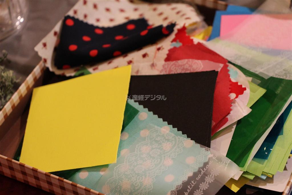 スノードーム作りは、お気に入りの色・柄の、布やシールなど使う