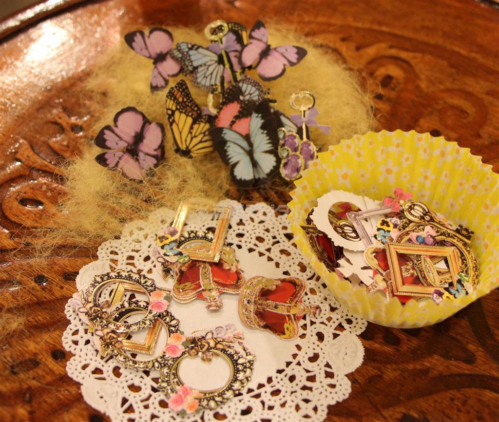 スノードーム作りは、お気に入りの色・柄の、布やシールなど使う