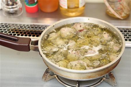 砂肝のオイル煮（アヒージョ）。※２４４ｋｃａｌ、塩分０．４グラム（１人分）