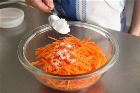 キャロットラペ（作り方１）＿＿にんじんに砂糖をなじませ、水気が出たら軽く絞る（今泉有美子撮影）