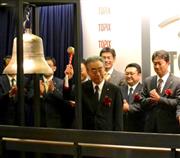 東京証券取引所に再上場を果たした足利ホールディングスの藤沢智社長（中央）＝１９日、東京都中央区