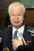 経済の好循環実現に向けた政労使会議後、記者団の質問に答える米倉弘昌経団連会長＝２０日午後、首相官邸（酒巻俊介撮影）