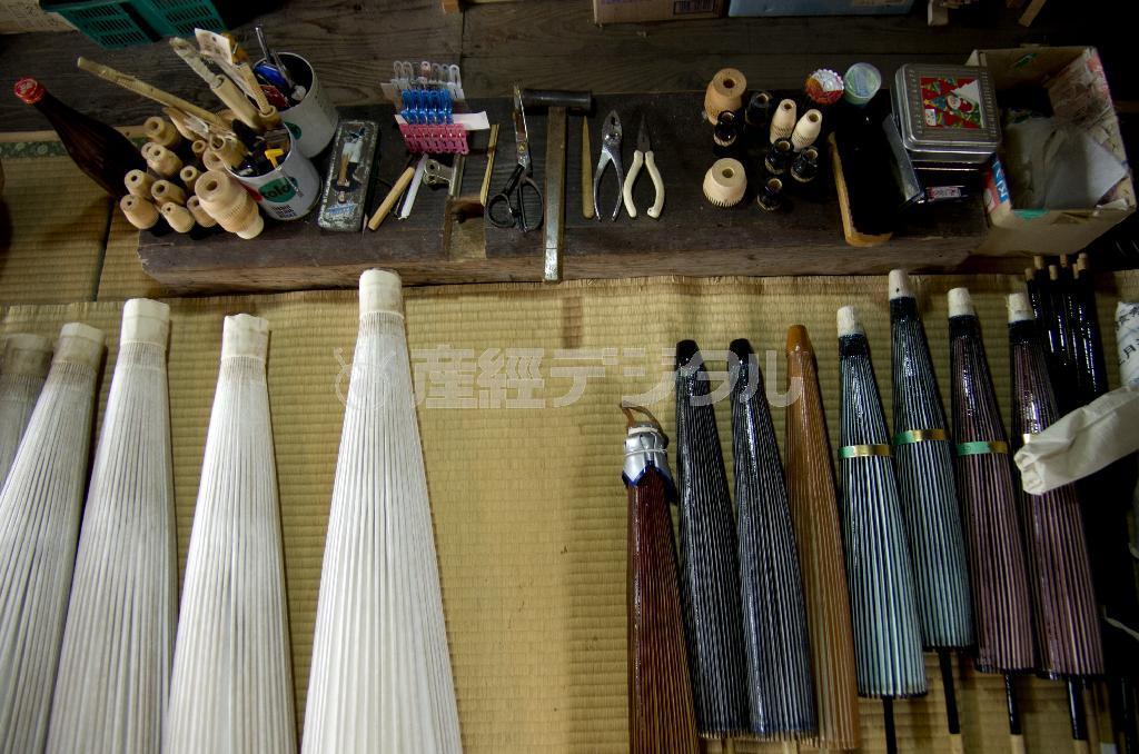 山間にある「傘屋＿崇山（そうざん）」の工房にて。机に載っているのが「頭ロクロ」＝２０１３年８月７日、熊本県山鹿市（井浦新さん撮影）