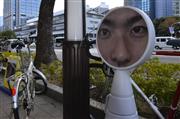 本当の「目力」で放置自転車の駐輪防止を狙った看板。効果は抜群だったものの、「子供が泣く」「神戸の景観にはいかがなものか」といった声も寄せられているという＝神戸市中央区
