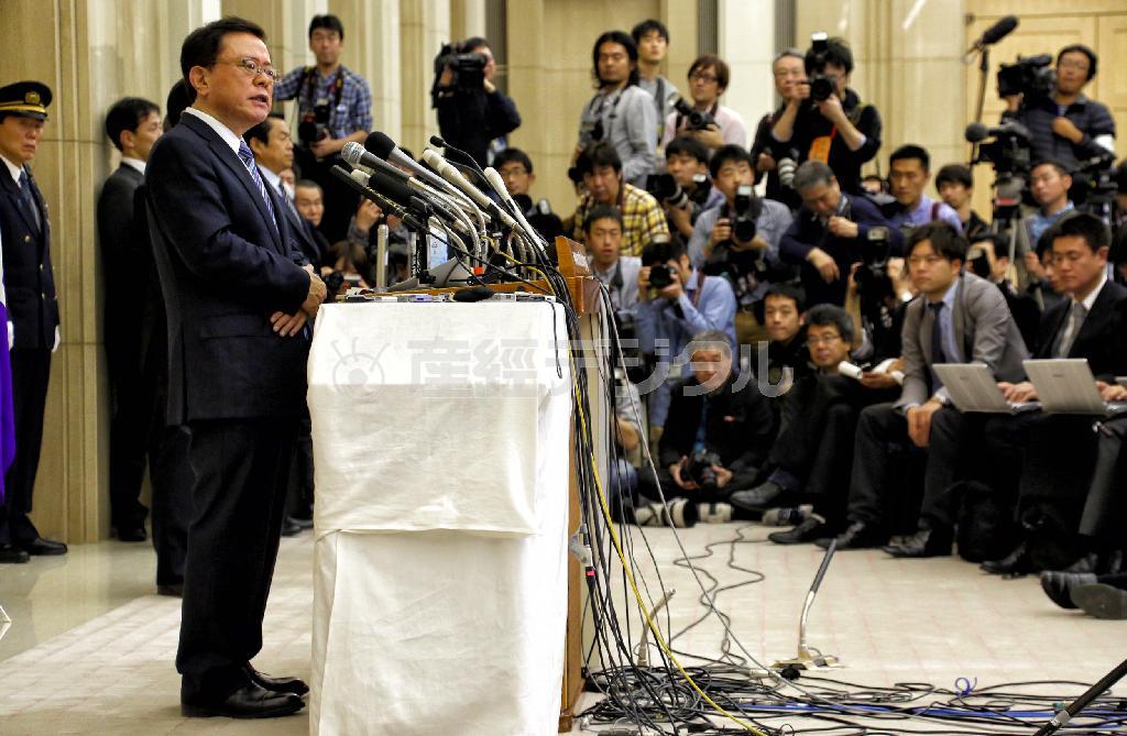 辞職を表明した記者会見で、質問に答える東京都の猪瀬直樹知事＝２０１３年１２月１９日、東京都庁（早坂洋祐撮影）