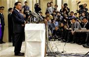 辞職を表明した記者会見で、質問に答える東京都の猪瀬直樹知事＝２０１３年１２月１９日、東京都庁（早坂洋祐撮影）