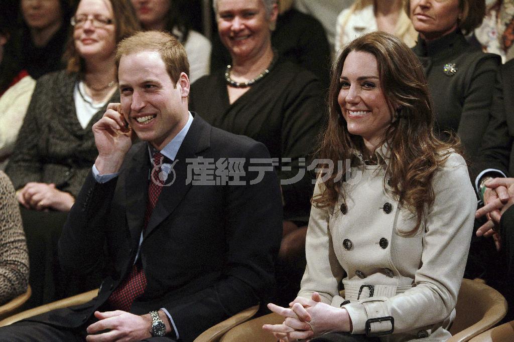 北アイルランドのベルファストで演劇を鑑賞するウィリアム王子（左）と結婚前のキャサリン妃、ケイト・ミドルトンさん。盗聴事件で廃刊となった英紙ニューズ・オブ・ザ・ワールドの記者らの盗聴は王室にも及んでいた＝２０１１年３月９日、英国（ロイター＝共同）
