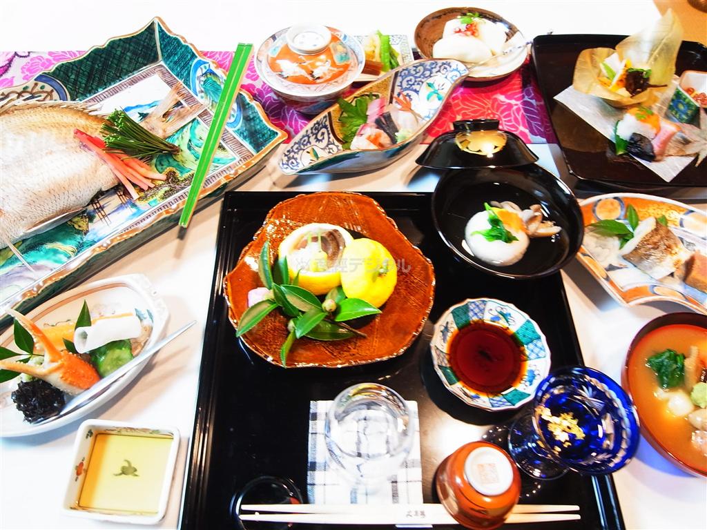 老舗料亭「大友楼」の膳。見た目も美しい加賀料理を堪能＝石川県金沢市（杉山みどり撮影）