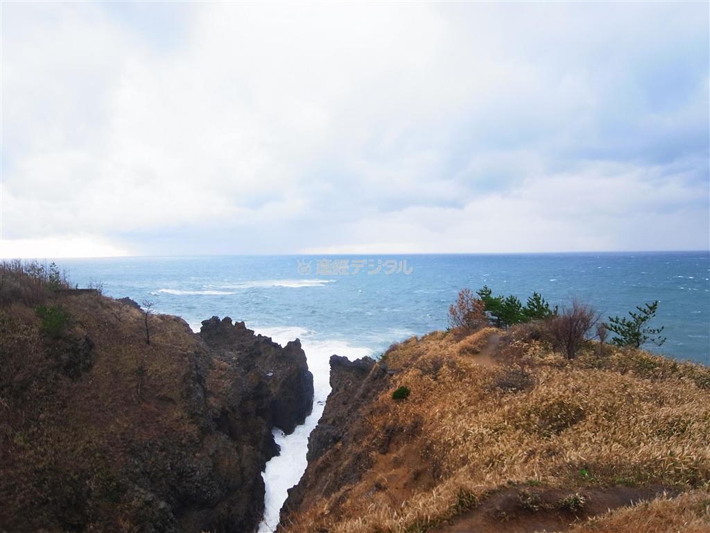 義経伝説が伝えられる「義経の舟隠し」＝石川県羽咋郡志賀町（はくいぐんしかまち、杉山みどり撮影）