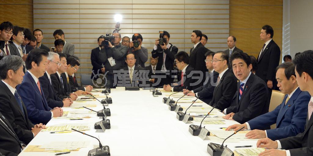 政府与党政策懇談会に臨む安倍晋三（しんぞう）首相（右から３人目）＝２０１３年１２月２１日午後、首相官邸（酒巻俊介撮影）
