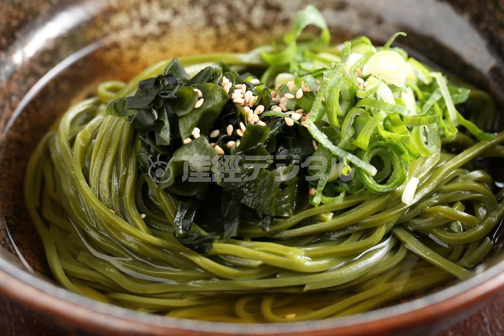淡路島のワカメを練り込んだ、磯の風味あふれるわかめうどん