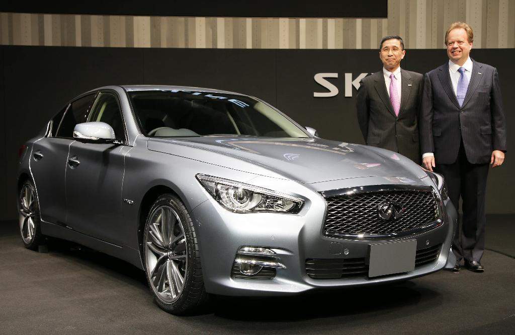 日産自動車が発表した、新型スカイライン。フォトセッションに臨む、西川広人副社長（左）とアンディ・パーマ－副社長