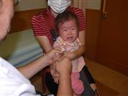 肺炎球菌とヒブの４回目の接種を受ける１歳２カ月の女児。しっかり免疫をつけるため、決められた回数を期限までに受けることが大事だ
