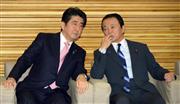 ２０日の閣議前、安倍晋三首相（左）と話し込む麻生太郎副総理兼財務相（酒巻俊介撮影）