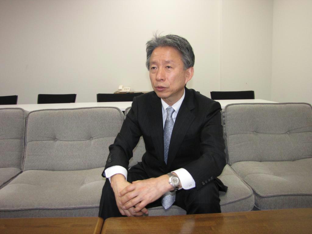 インタビューの質問に答える東京電力福島復興本社の石崎芳行代表