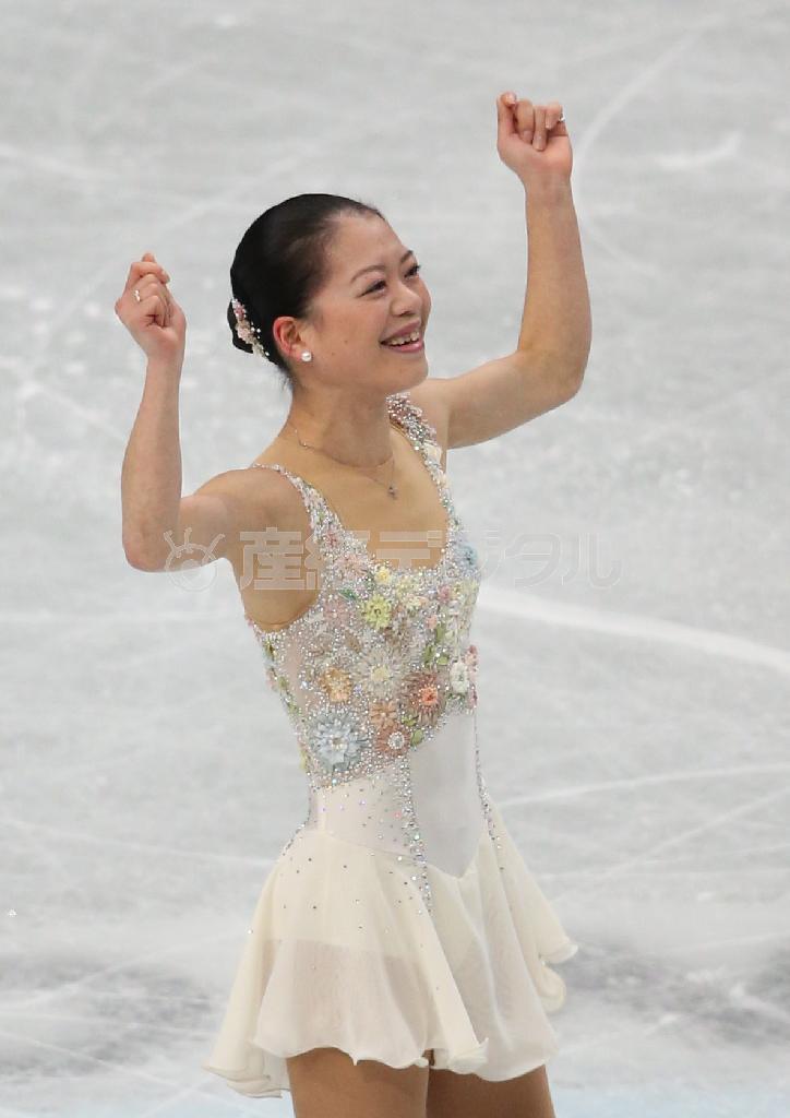 演技を終え、ガッツポーズで総立ちの観客の拍手に応える鈴木明子＝２０１３年１２月２３日、埼玉県さいたま市中央区・さいたまスーパーアリーナ（古厩正樹撮影）