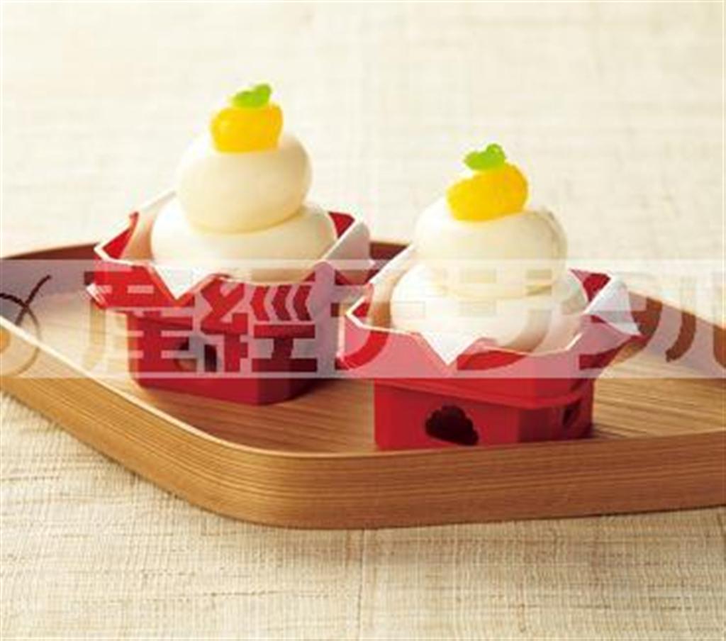 中里の「ミニ鏡餅あめ」（高さ約６センチ、１個２１０円・大丸東京店）