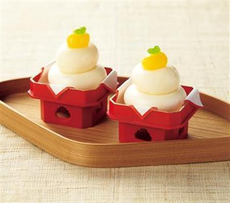 中里の「ミニ鏡餅あめ」（高さ約６センチ、１個２１０円・大丸東京店）