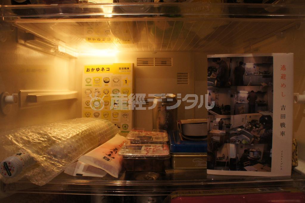 冷蔵庫の中にたたずむ「逃避めし」（右）と「おかゆネコ」（幅允孝さん撮影）