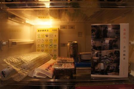 冷蔵庫の中にたたずむ「逃避めし」（右）と「おかゆネコ」（幅允孝さん撮影）