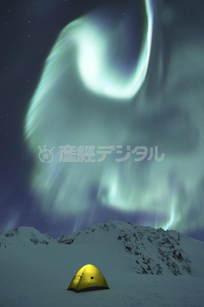 米アラスカ州のマッキンリー山の麓の氷河の上でキャンプをして撮影。東の地平線から頭上を通って西の地平線まで至るような巨大なオーロラだ＝２００８年２月１０日（松本紀生さん撮影）。（Ｃ）Ｎｏｒｉｏ＿Ｍａｔｓｕｍｏｔｏ