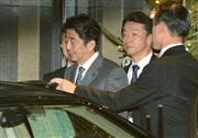 日本維新の会の橋下徹共同代表との会談を終え、ホテルを後にする安倍晋三首相＝23日夜、東京・永田町（栗橋隆悦撮影）