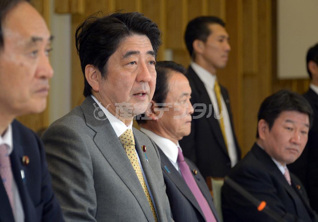 経済財政諮問会議であいさつする安倍晋三（しんぞう）首相（左）＝２０１３年１２月２４日午後、首相官邸（酒巻俊介撮影）