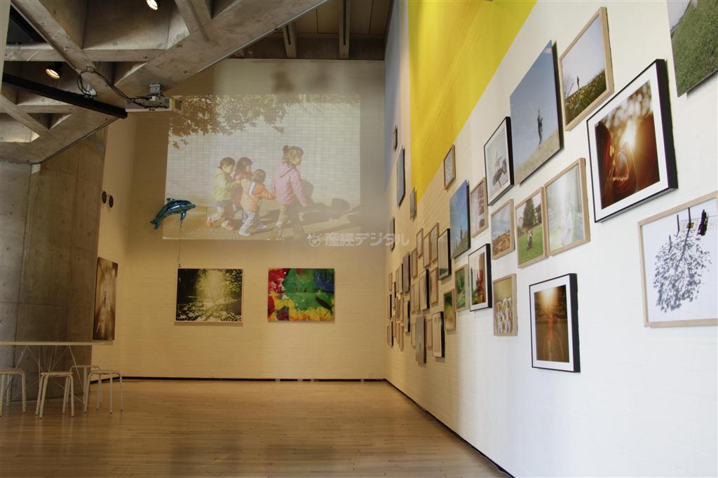 「宝箱ー齋藤陽道＿写真展」の会場。作品の一枚、一枚が、齋藤の気持ちをみるものに伝えようと迫る＝東京都渋谷区のワタリウム美術館（齋藤陽道さん撮影、提供写真）