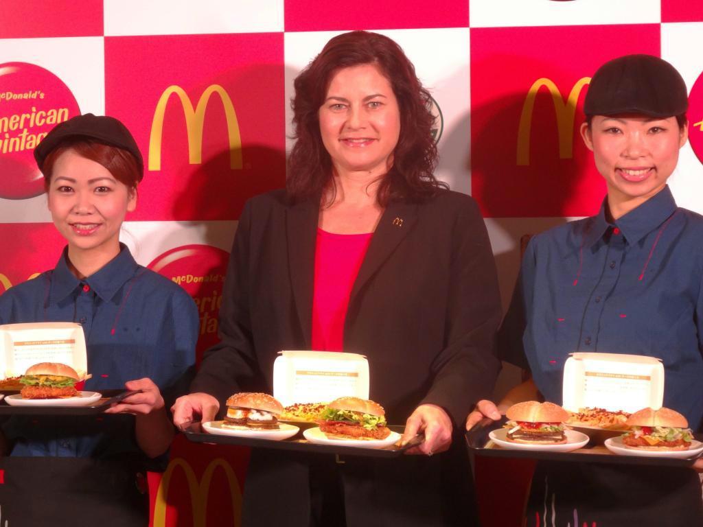日本マクドナルドが来年１月売り出す期間限定バーガーを紹介するサラ・カサノバ社長（中央）＝２５日、東京都新宿区