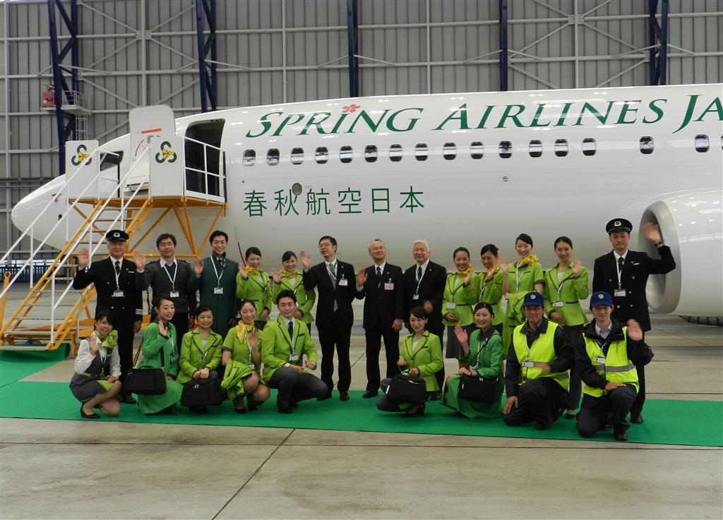 国内線を運航するＬＣＣとしては４社目となる春秋航空日本が、使用する機材や客室乗務員らの制服をお披露目した＝２６日、成田空港