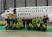 国内線を運航するＬＣＣとしては４社目となる春秋航空日本が、使用する機材や客室乗務員らの制服をお披露目した＝２６日、成田空港