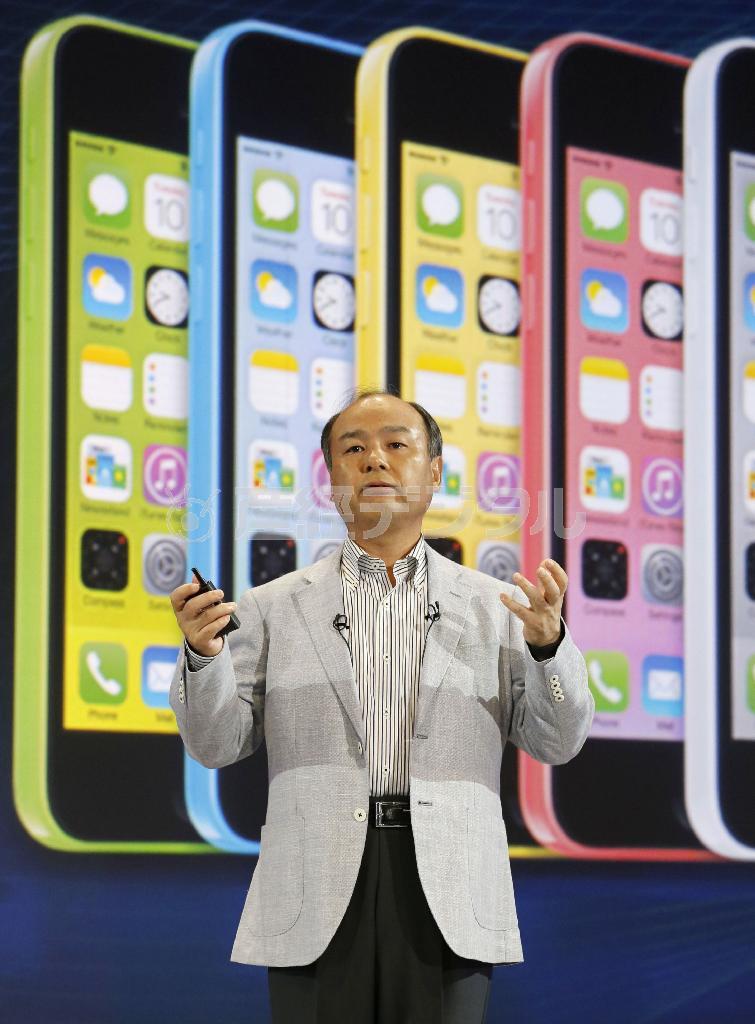 新商品を発表する孫正義社長。今回の買収でソフトバンクモバイルの未来はいかに？＝２０１３年９月３０日、東京都内のホテル（共同）