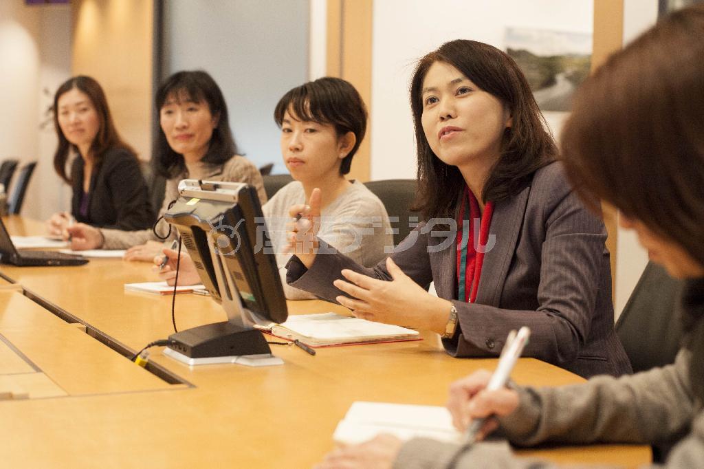 さまざまな年代の女性社員が積極的に参加している＝２０１３年１２月１８日、東京都千代田区の米製薬大手メルク、日本法人「ＭＳＤ」（提供写真）