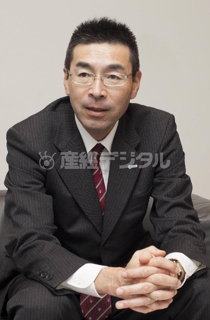 会社側の担当アドバイザーを務める執行役員の鈴木康之さん＝２０１３年１２月１８日、東京都千代田区の米製薬大手メルク、日本法人「ＭＳＤ」（提供写真）