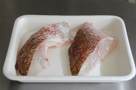 鯛の炊き込みごはん（作り方１）＿＿鯛に塩、酒をふって１０分ぐらいおく。