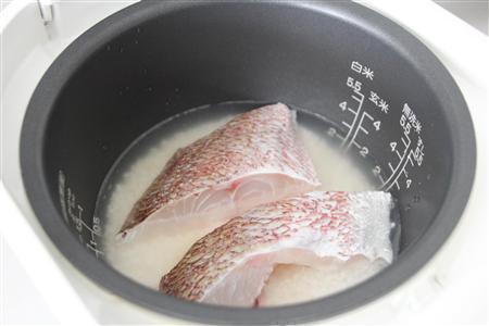 鯛の炊き込みごはん（作り方２）＿＿炊飯器に米、昆布、分量の水を入れて３０分以上置いて昆布を取り出す。薄口しょうゆ、みりんを入れたらざっと混ぜ、（作り方１：鯛に塩、酒をふって１０分ぐらいおく）の汁気を切って乗せ、炊く。