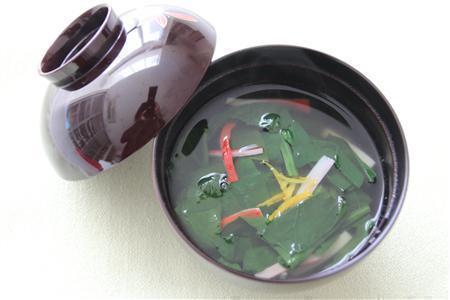 ほうれん草とかにかまのすまし汁。※１９ｋｃａｌ、塩分１．３グラム（１人分）