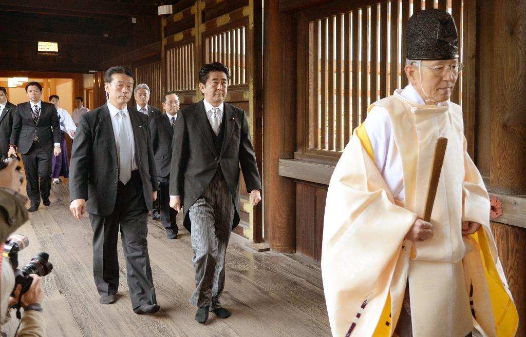 靖国神社で参拝する安倍首相＝２６日午前、東京都千代田区の靖国神社（矢島康弘撮影）