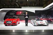 東京モーターショーで披露されたＡｕｄｉＡ３ｅ－ｔｒｏｎ（左）と、すでにｅ－ｔｒｏｎの先駆けとしてモータースポーツの分野に投入されたＡｕｄｉＲ１８ｅ－ｔｒｏｎｑｕａｔｔｒｏ（右）