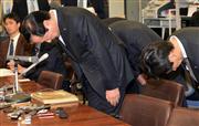 記者会見の冒頭で頭を下げて謝罪するみずほＦＧの佐藤康博社長（左）＝２６日午後、東京都中央区の日本銀行