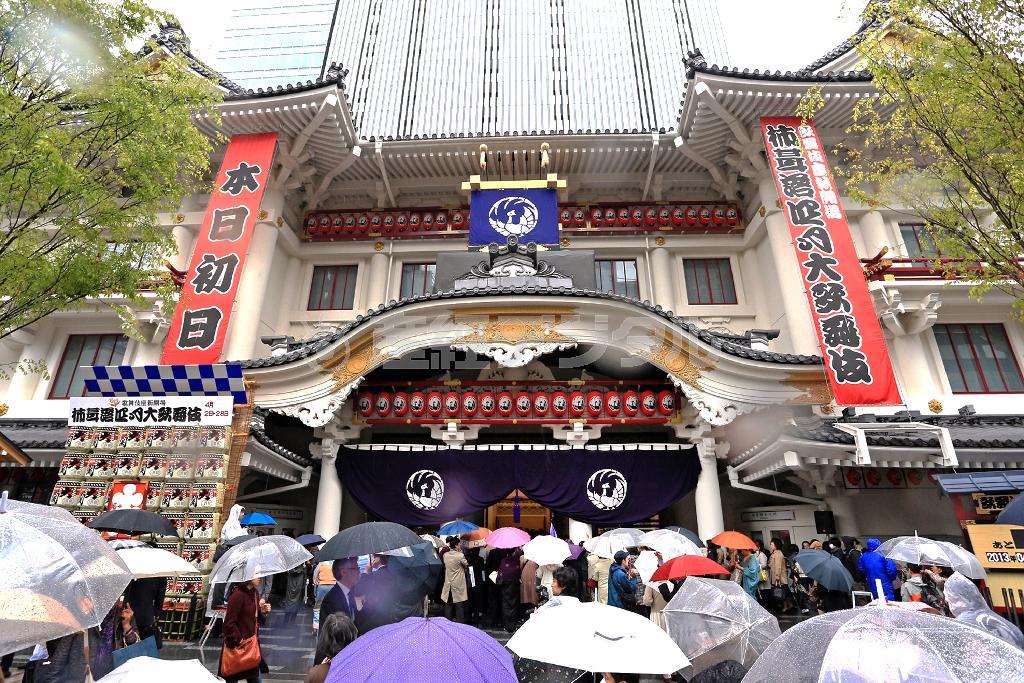 ５代目歌舞伎座が４月、３年の歳月をかけた立て替えを経て新しく開場した＝２０１３年４月２日、東京都中央区（桐原正道撮影）