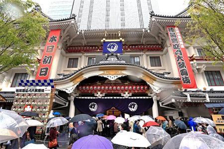 ５代目歌舞伎座が４月、３年の歳月をかけた立て替えを経て新しく開場した＝２０１３年４月２日、東京都中央区（桐原正道撮影）