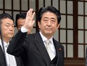 参拝を終え靖国神社を後にする安倍晋三首相（中央）＝２６日午前、靖国神社（三尾郁恵撮影）
