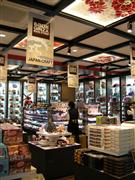 家電量販店のラオックス銀座本店には、日本の各種お土産が並ぶ＝東京・銀座