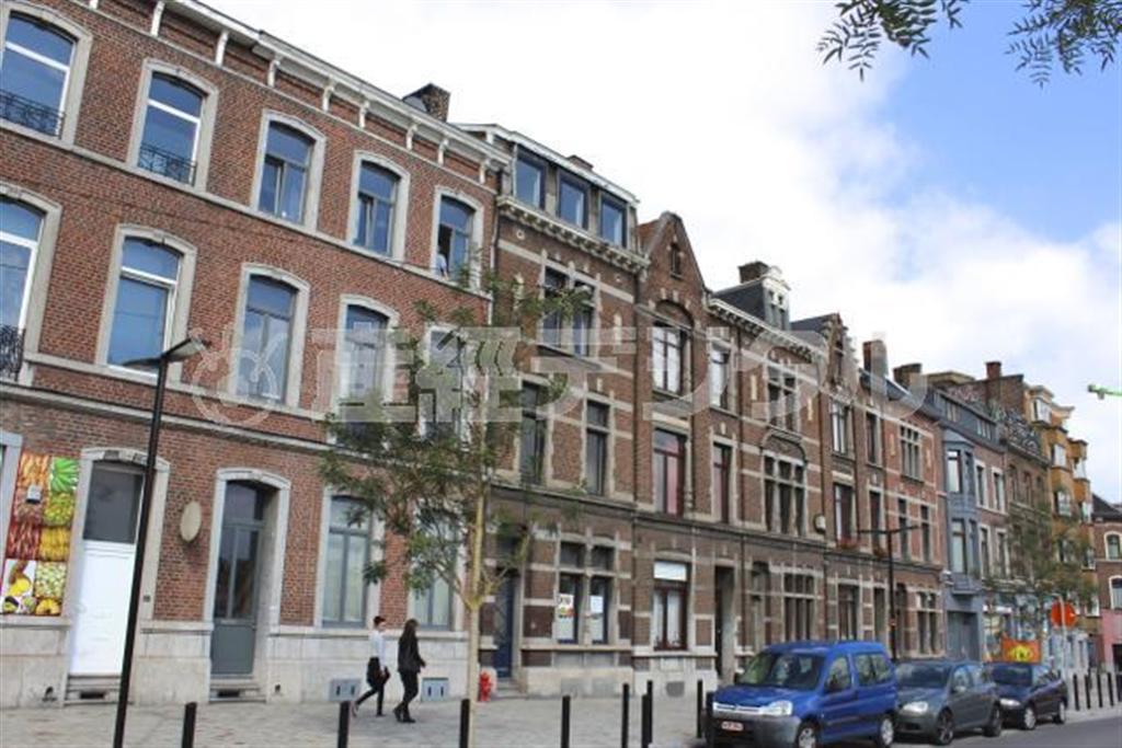 近未来的な駅を撮影して、ふと振り返ると、背後にはヨーロッパらしいれんが造りの町並み。新旧の建築物が美しく調和している