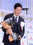 ２０１３年日本プロスポーツ大賞に選ばれ、表彰式で笑顔を見せるプロ野球楽天の田中将大（まさひろ）投手＝２０１３年１２月２７日、東京都内のホテル（山田俊介撮影）