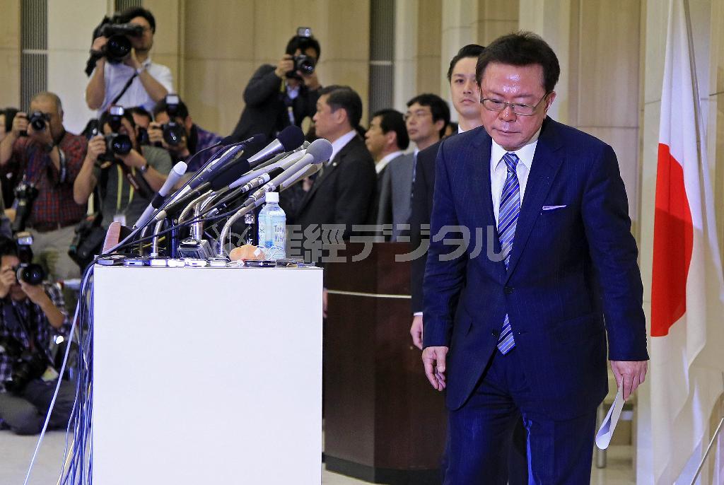記者会見で辞職を表明し、退場する東京都の猪瀬直樹知事。史上最多の４３３万票で初当選を果たした猪瀬氏だが、就任わずか１年という最短の在任期間で都庁を去った＝２０１３年１２月１９日午前、東京都新宿区の都庁（松本健吾撮影）