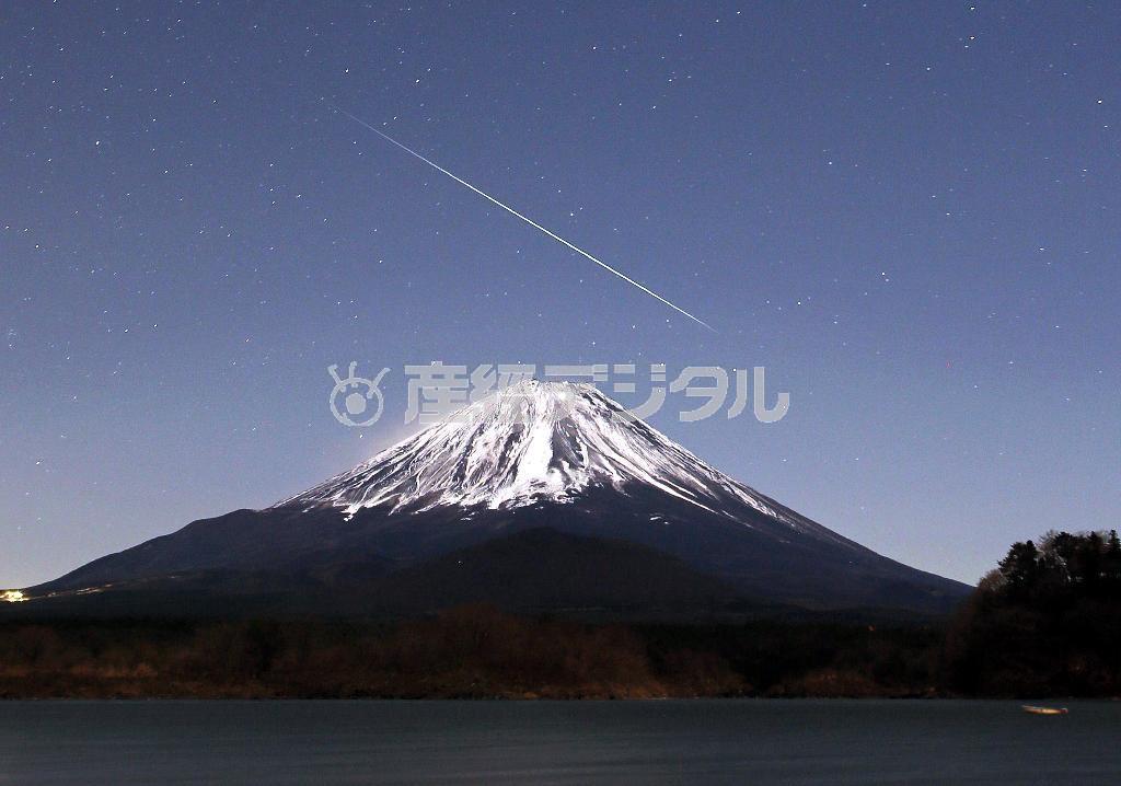 富士山をバックに流れるふたご座流星群＝２０１３年１２月１３日夜、山梨県富士河口湖町（桐原正道撮影）