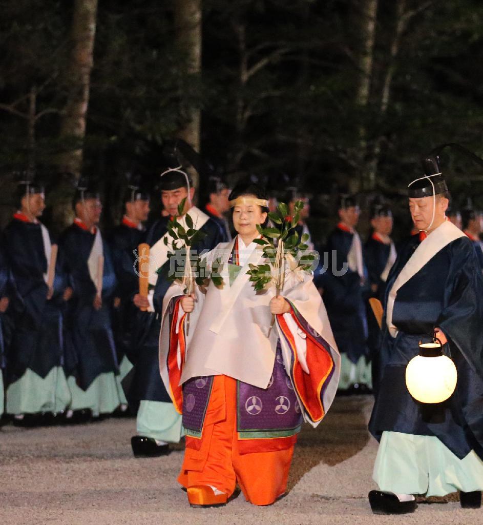 伊勢神宮内宮で行われた式年遷宮のクライマックス行事「遷御（せんぎょ）の儀」。臨時祭主の黒田清子さんが玉串を手に現正殿に向かった。式年遷宮は２０年に一度行われ、その年は参拝客が増えるといわる＝２０１３年１０月２日、三重県伊勢市の伊勢神宮内宮（代表撮影）